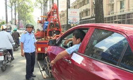 Tài xế cố thủ trong ô tô khi bị phạt đậu xe trái phép