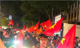 Đường phố Sài Gòn ngập tràn cờ đỏ sao vàng mừng U23 Việt Nam