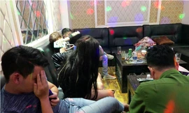 Đột kích tụ điểm karaoke, phát hiện 16 người đang phê ma tuý