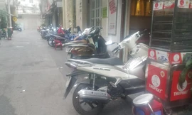 UBND quận 1 yêu cầu cơ quan chức năng kiểm tra xử lý các bãi giữ xe "chặt chém" trên địa bàn.