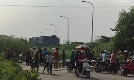 Nhiều người dân theo dõi công an làm việc. 