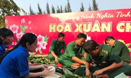 Hơn 200 bộ đội thi gói bánh chưng Tết