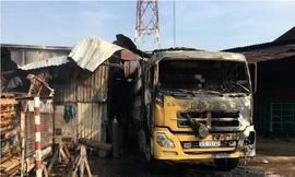 Chiếc ô tô bị cháy đen.