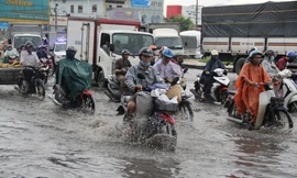 Mưa nhỏ cũng khiến đường Sài Gòn ngập lênh láng