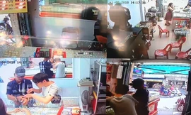 Người đàn ông vờ mua vàng rồi lấy bỏ chạy.