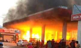 Trặm xăng bốc cháy nghi ngút.