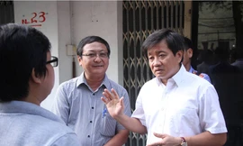 Ông Hải dẫn đầu đoàn cưỡng chế di dời các hộ dân ở chung cư 23 Lý Tự Trọng.