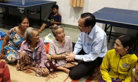 Lãnh đạo UBND TPHCM thăm hỏi người dân tại nơi tránh bão.