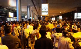 Nghìn người trắng đêm đón Việt kiều về quê ăn Tết 