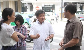 Ông Đoàn Ngọc Hải dẫn đầu đoàn liên ngành kiểm tra PCCC sáng 1/6.