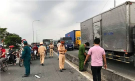 Lực lượng chức năng khám nghiệm hiện trường.