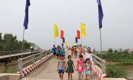 Trẻ em nghèo ở Đồng Tháp vui mừng vì có cầu mới.