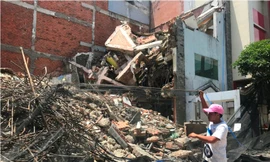 Sập nhà ở Sài Gòn, một công nhân tử vong dưới đống đổ nát