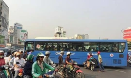 Tài xế và tiếp viên xe buýt bị cho thôi việc vì chạy ngược vòng xoay.