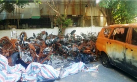 Nhiều xe máy, ô tô bị cháy rụi chất đống trong công viên chung cư.