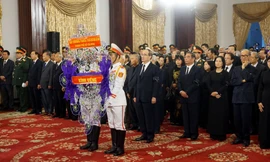 Các đoàn đại biểu đến viếng nguyên Tổng Bí thư Đỗ Mười.