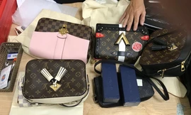 Lô thời trang trị giá hơn 400 triệu giấu trong hành lý xách tay.