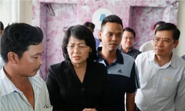 Phó chủ tịch nước đến thăm và hỗ trợ người dân chung cư Carina.