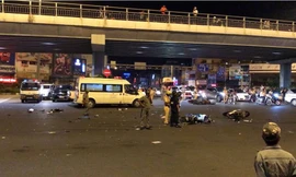 Nhiều mảnh vỡ văng la liệt trên đường.