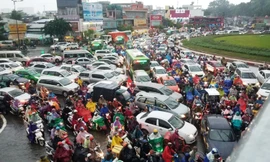 Giao thông cửa ngõ Tân Sơn Nhất tê liệt sau cơn mưa