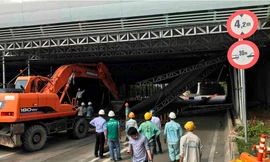 Cận cảnh hiện trường xe tải kéo sập giàn giáo trước hầm Thủ Thiêm