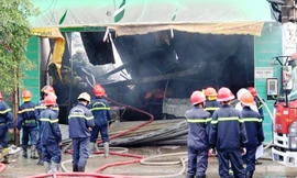 Cận cảnh hiện trường vụ cháy kho vải ở Sài Gòn lúc rạng sáng