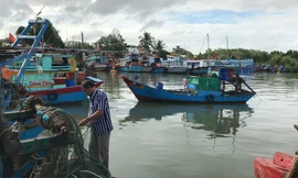 TPHCM cấm tàu thuyền ra khơi từ 13h chiều nay.