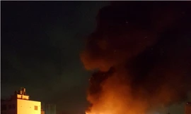 Kho vải ở Sài Gòn cháy ngùn ngụt lúc sáng sớm, dân chạy tán loạn