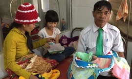 Tài xế Kpa Điêm và em bé thứ 100 sinh ra trên taxi của Mai Linh.