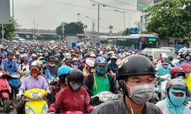 Cửa ngõ Sài Gòn tê liệt sáng đầu tuần do va chạm nhỏ