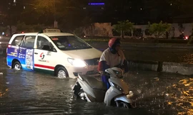 Đường Nguyễn Hữu Cảnh bị ngập tối 1/6 do hệ thống cống bị tắc, nước không về máy bơm.