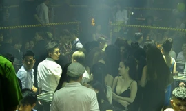 Cảnh sát đột kích quán bar, dân chơi Sài Gòn tháo chạy