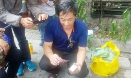 Người dân kiểm tra giấy tờ trong chiếc túi xách nhặt được.