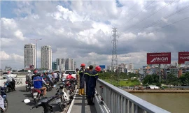 Lực lượng chức năng có mặt xử lý vụ việc.