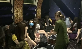 Bên trong nhà hàng có tiếp viên mặc 'mát mẻ' phục vụ khách nhậu