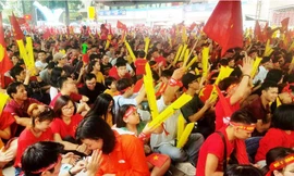 Những người lạ sẵn sàng giúp đỡ nhau, hòa chung niềm vui với bóng đá.