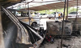 Nhiều ô tô bên trong bãi giữ xe bị thiêu rụi.