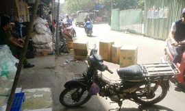 Nam thanh niên đang bán hàng trong tiệm tạp hóa thì bị thanh sắt rơi trúng.