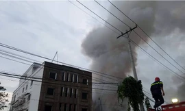 Khói bốc lên nghi ngút từ khu nhà xưởng.