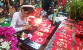 Bà Đồ trổ tài cho chữ ở phố ông Đồ 