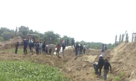 Công ty Nhật Hoàng cho người nhổ cọc, phá rào của dân.