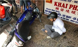 Trinh sát truy đuổi qua nhiều tuyến đường mới đạp ngã được xe tên cướp.