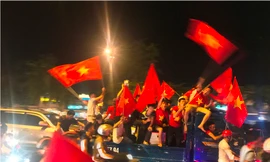 Cổ động viên Sài Gòn trắng đêm mừng Việt Nam vô địch AFF Cup