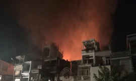 Ngọn lửa cháy đỏ rực một vùng.