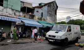 Công an có mặt điều tra vụ việc và đưa thi thể nạn nhân về nhà xác.