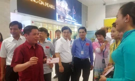 Bộ Trưởng Nguyễn Văn Thể chúc Tết và tặng lì xì cho nhân viên phục vụ tại sân bay Tân Sơn Nhất.