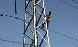 Giải cứu thanh niên nghi 'ngáo đá' leo cột điện cao thế la hét