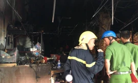 Cửa hàng gốm sứ cháy ngùn ngụt ở Sài Gòn lúc sáng sớm