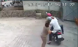Hai thanh niên giật dây chuyền của người phụ nữ ngay trước cửa nhà