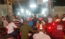 Các bãi giữ xe lớn luôn đông nghẹt người vào gửi xe máy.